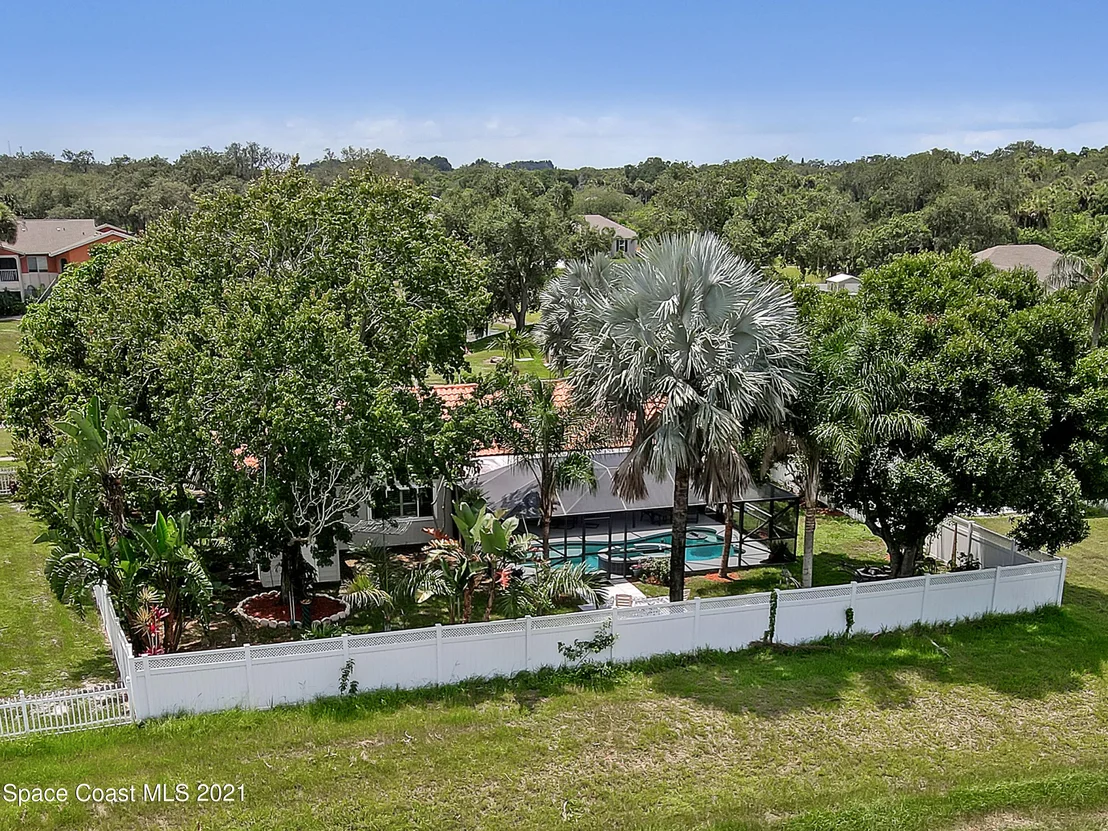 Photo of 895 Riviera Drive NE