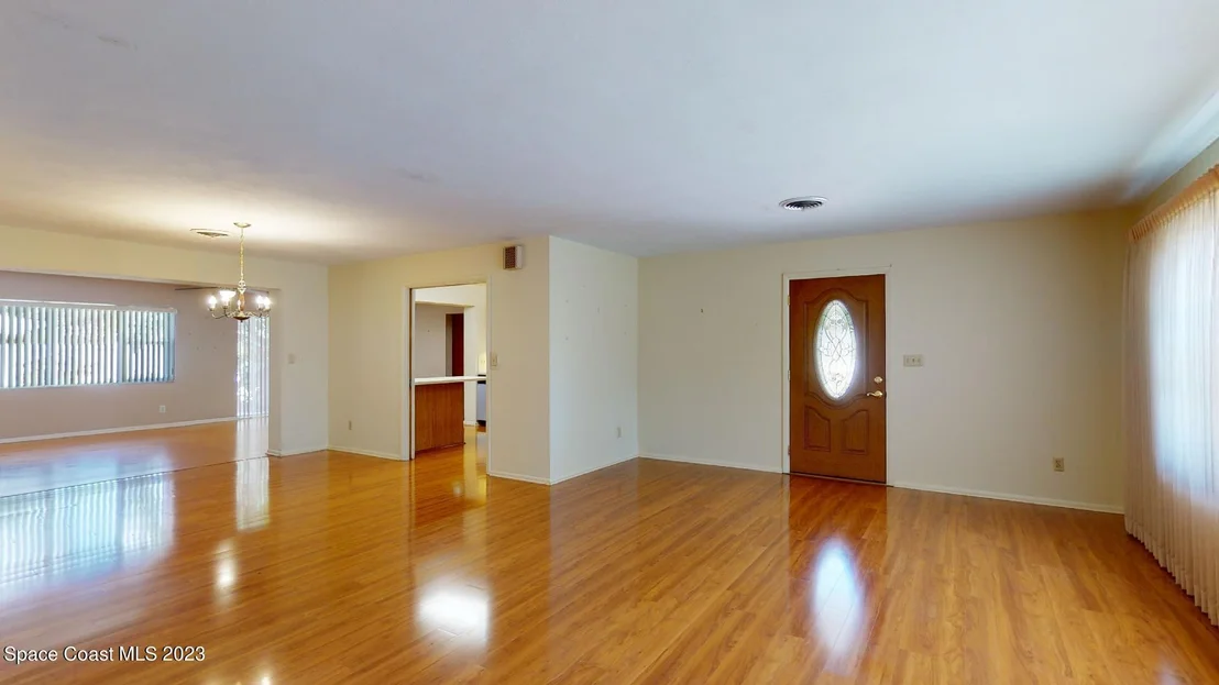 Photo of 204 S Riverside Drive