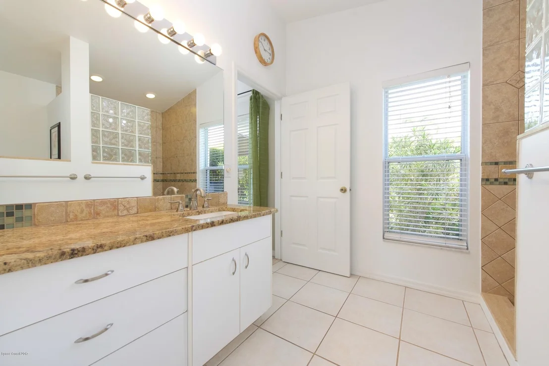 Photo of 976 Villa Drive