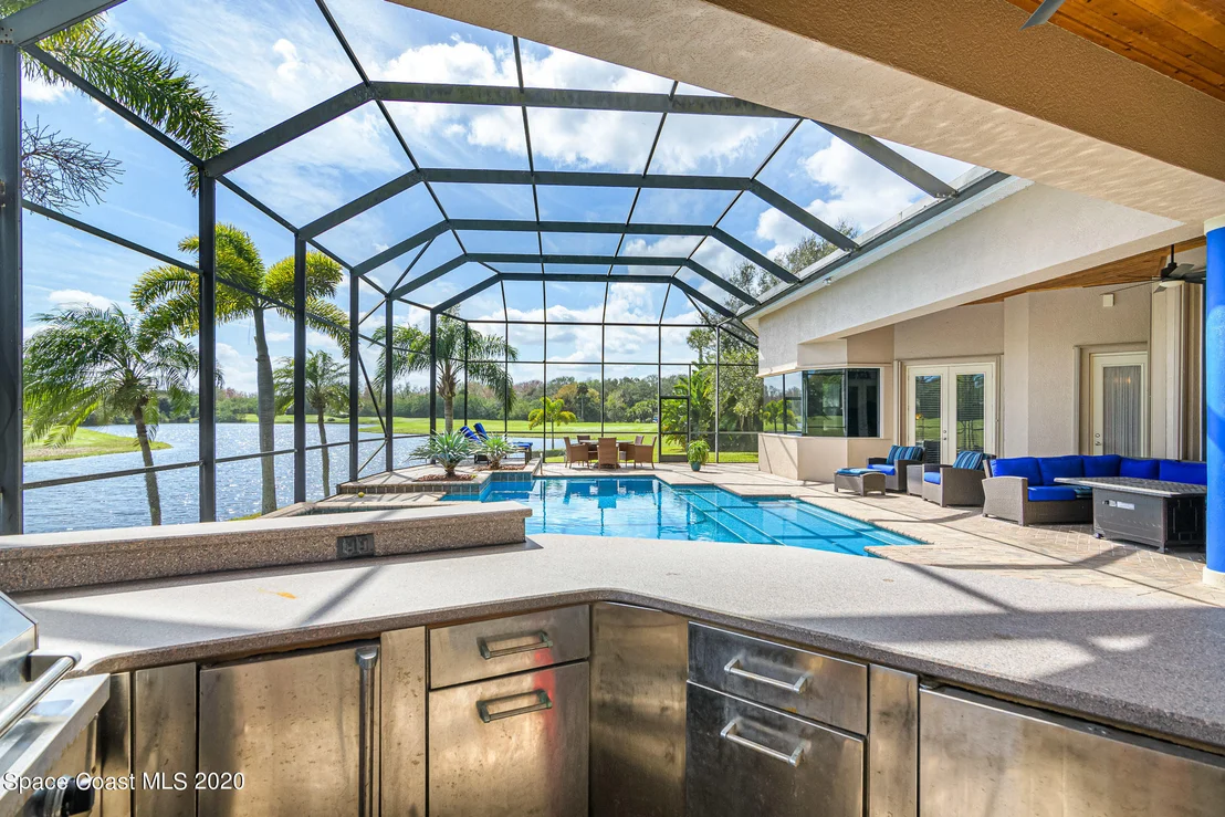 Photo of 975 Chatsworth Drive