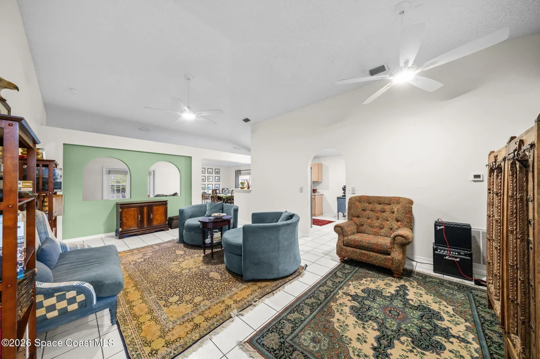 Photo of 1272 White Oak Circle