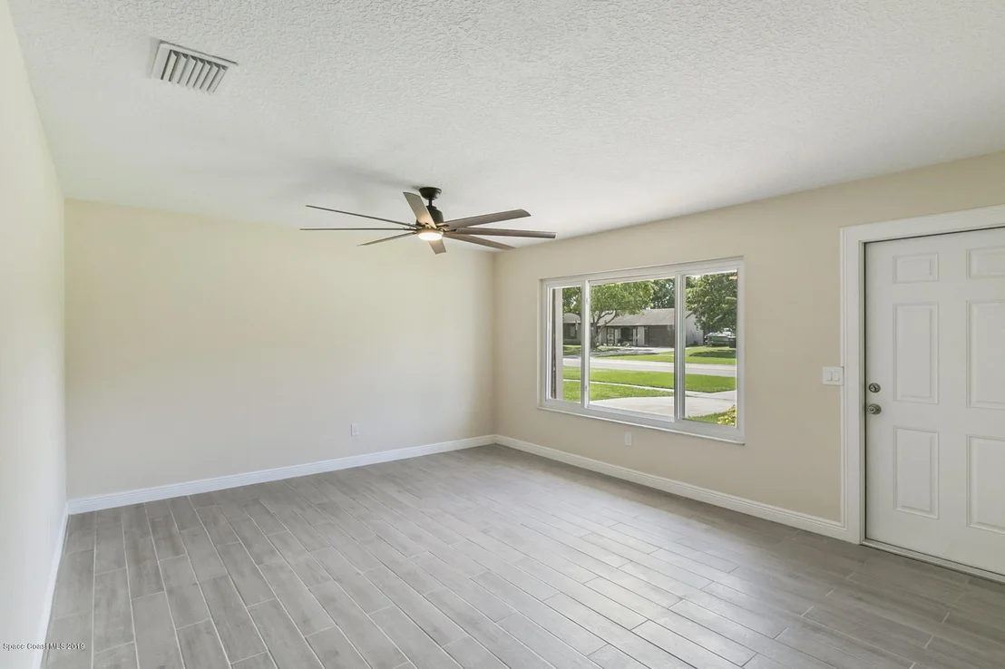 Photo of 974 Mariposa Drive NE