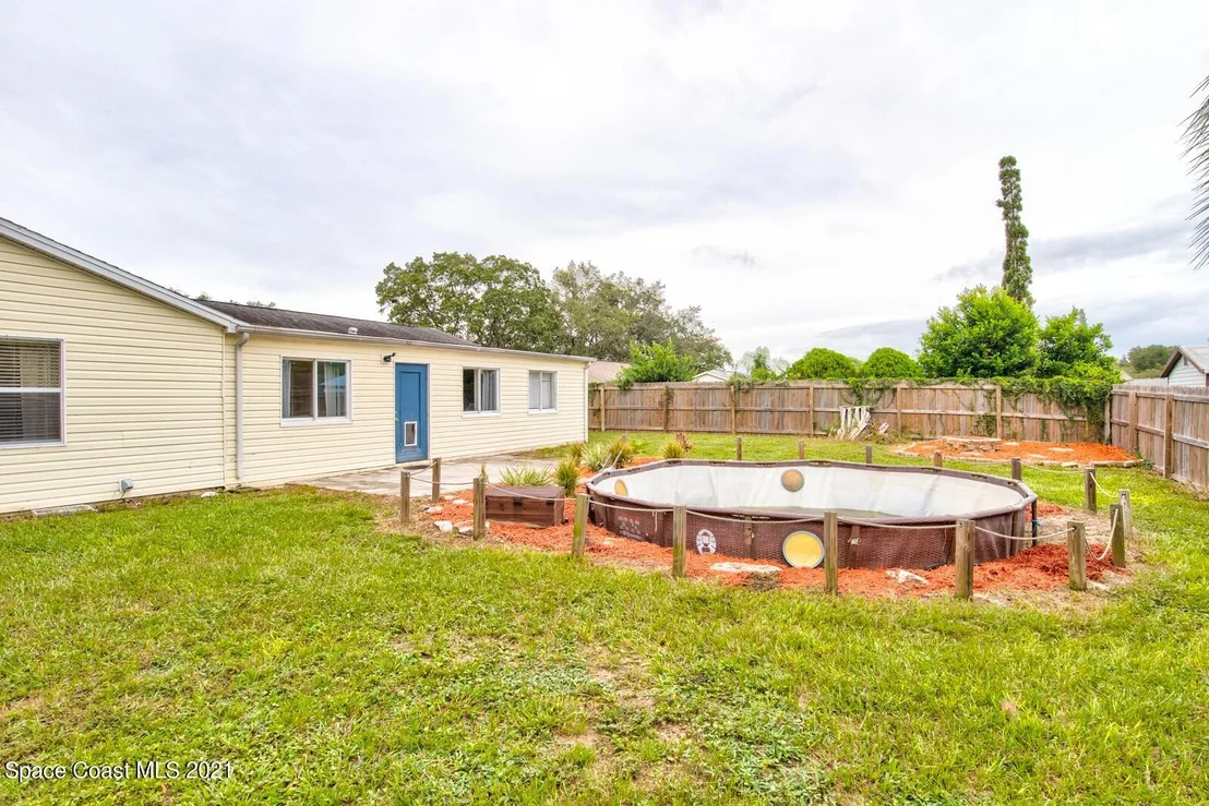 Photo of 6039 Apple Avenue