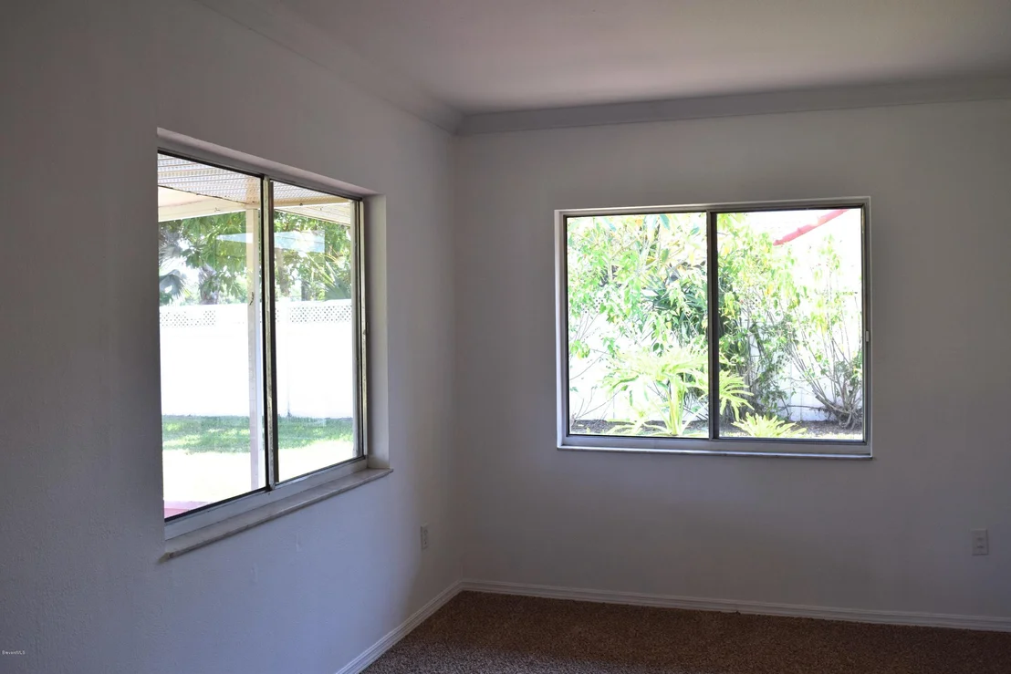 Photo of 881 Riviera Drive NE
