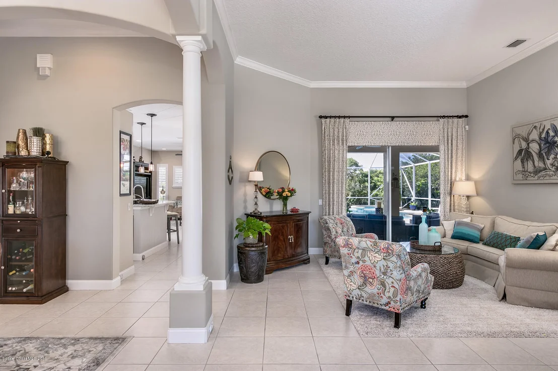 Photo of 824 Chatsworth Drive