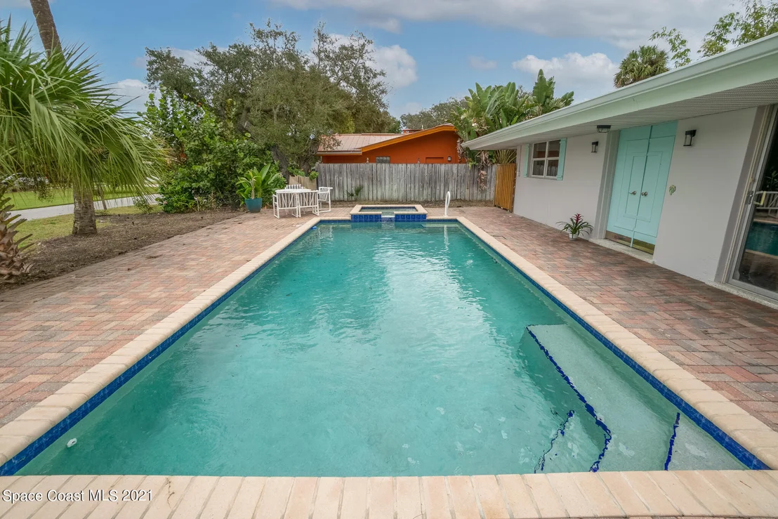 Photo of 555 Bahama Drive