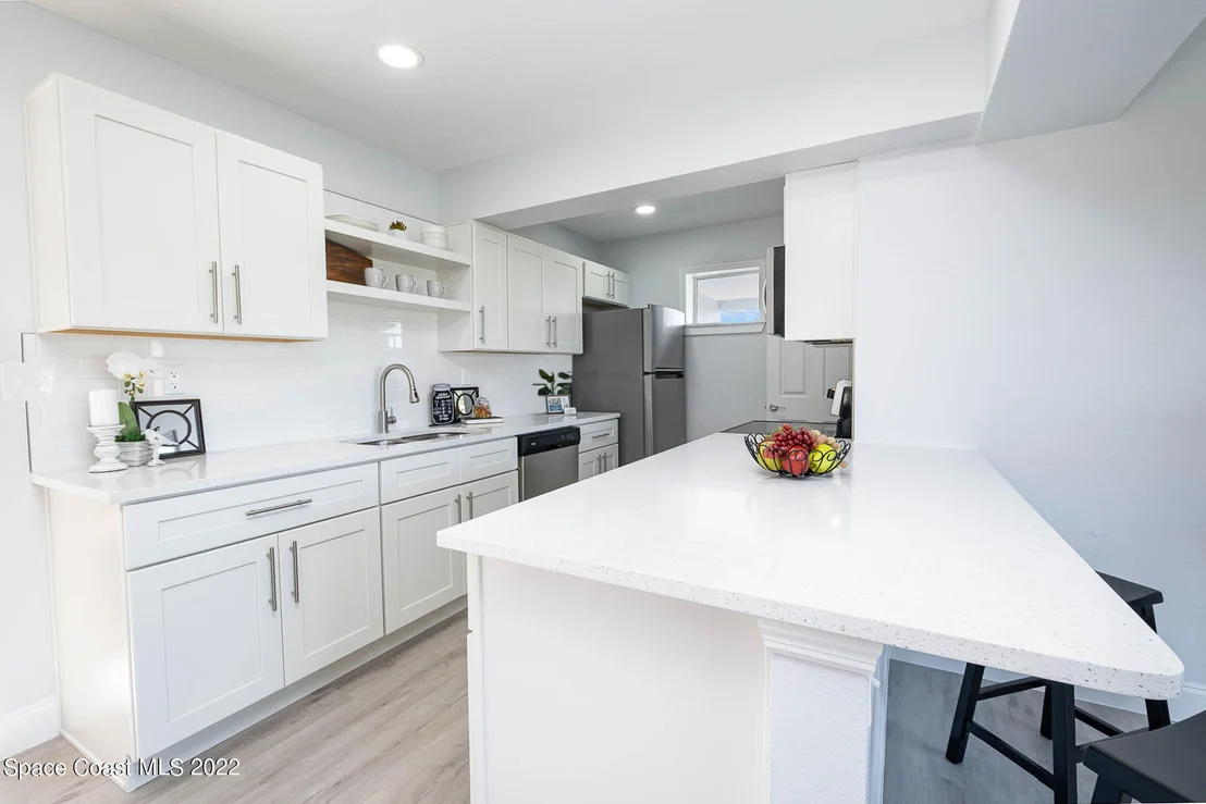 Photo of 948 Canada Street NE