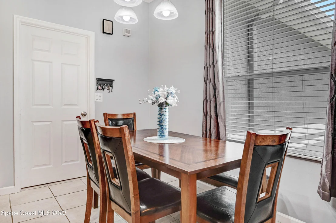 Photo of 880 Lyons Circle NW