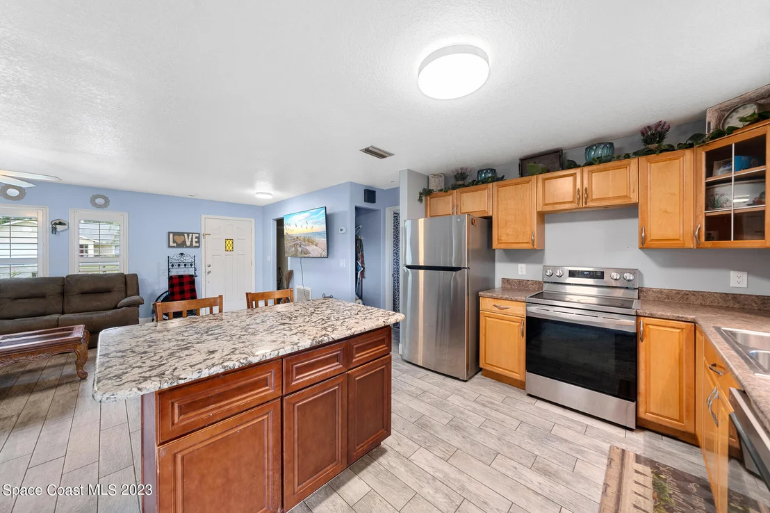 Photo of 990 Emerald Road SE