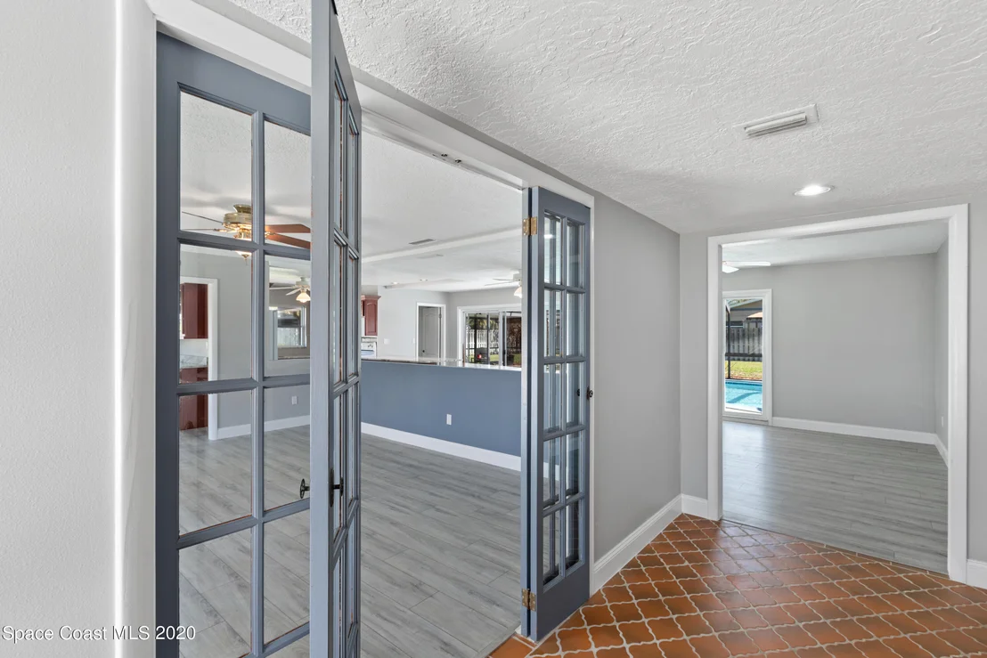 Photo of 609 Roberts Lane NE