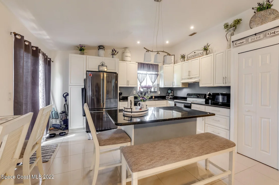 Photo of 802 Wateroak Drive NE