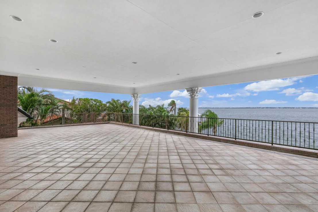 Photo of 2700 N Riverside Drive N