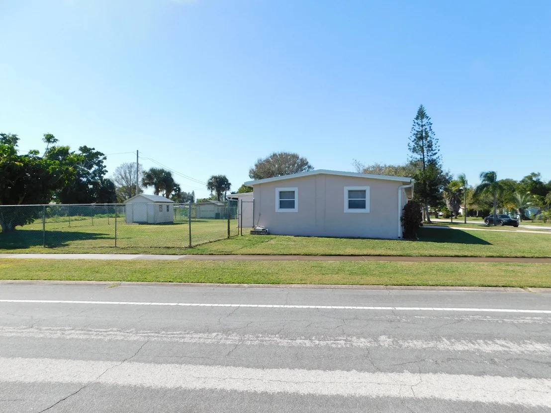 Photo of 978 Bianca Drive NE