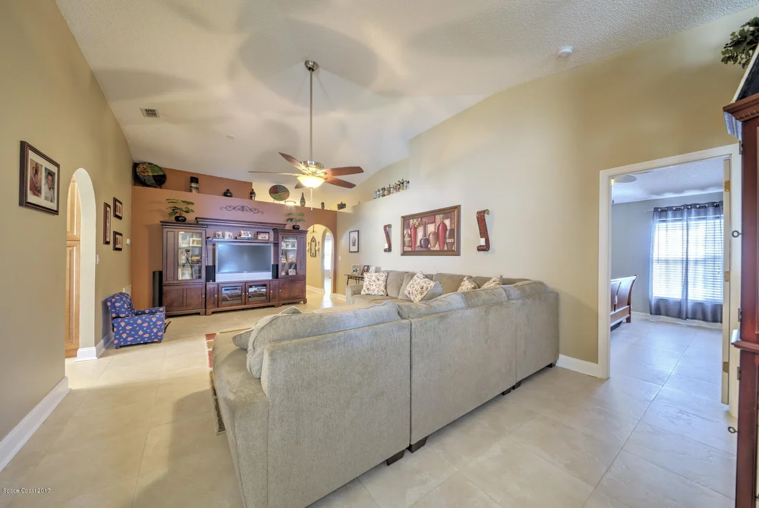 Photo of 1194 White Oak Circle
