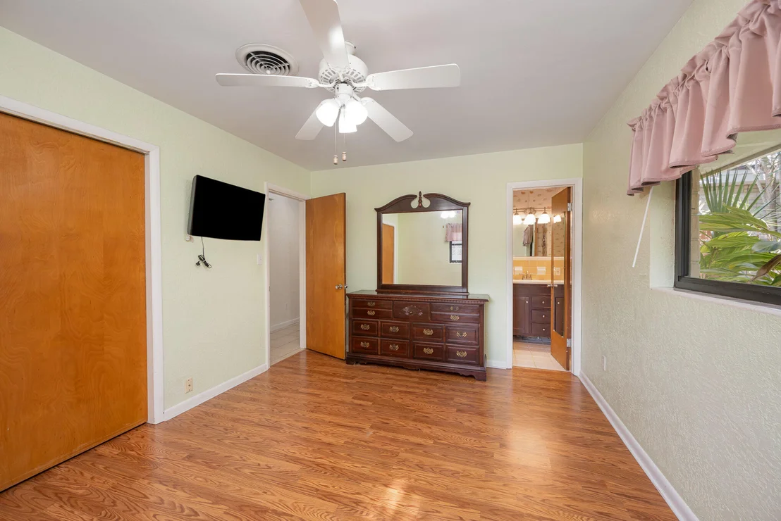 Photo of 981 Lytton Road