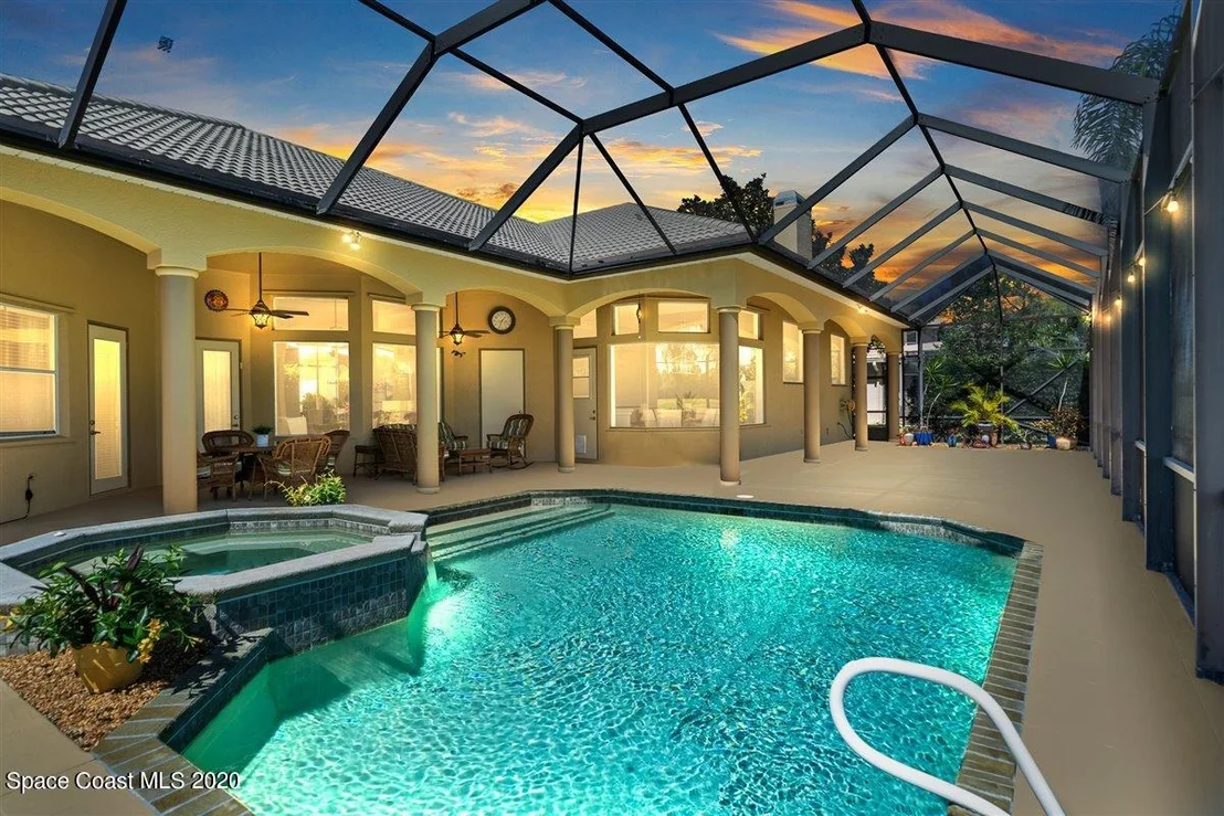 Photo of 925 Chatsworth Drive