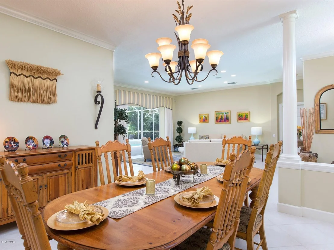 Photo of 965 Chatsworth Drive