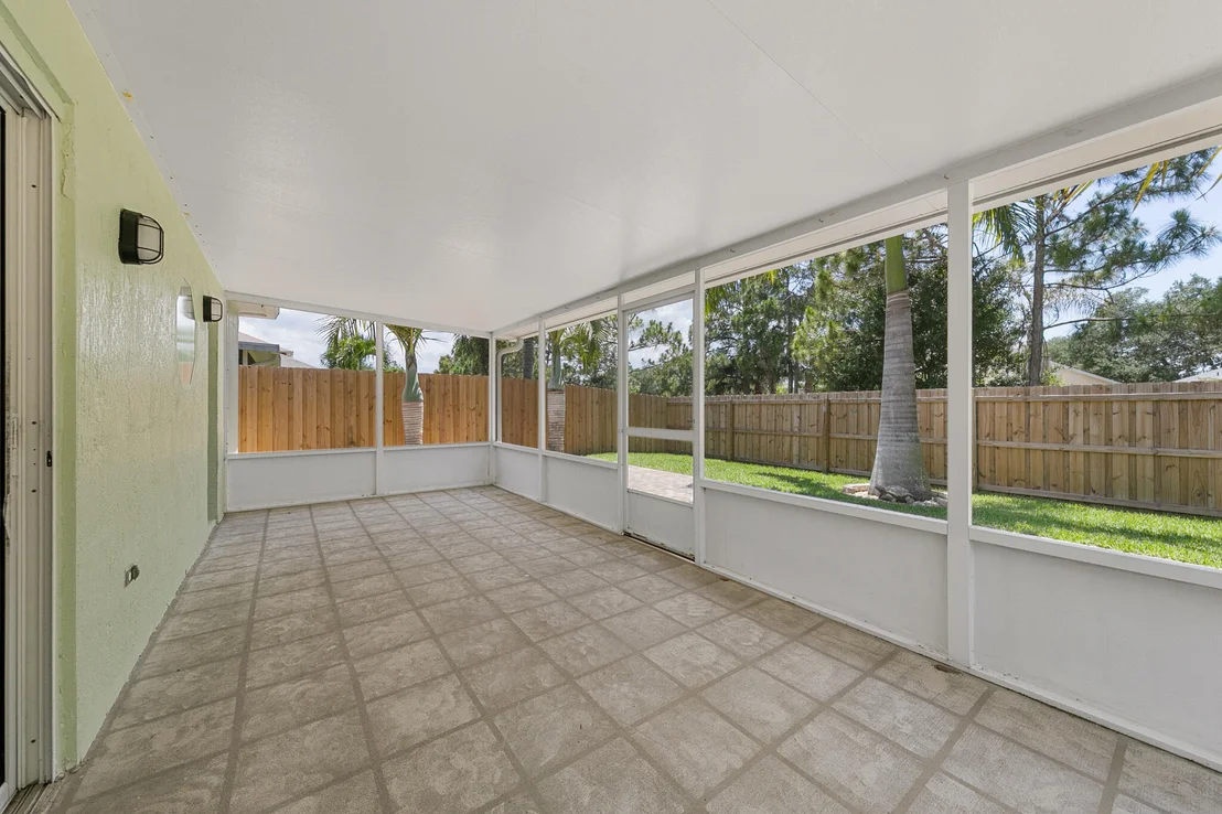 Photo of 1223 White Oak Circle