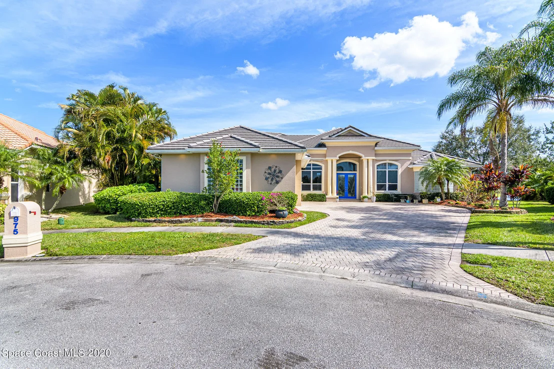 Photo of 975 Chatsworth Drive