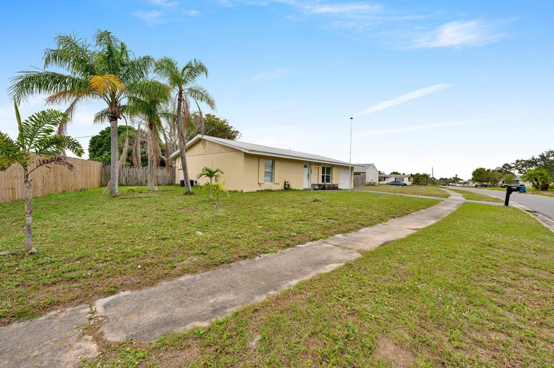 Photo of 822 Onyx Drive NE
