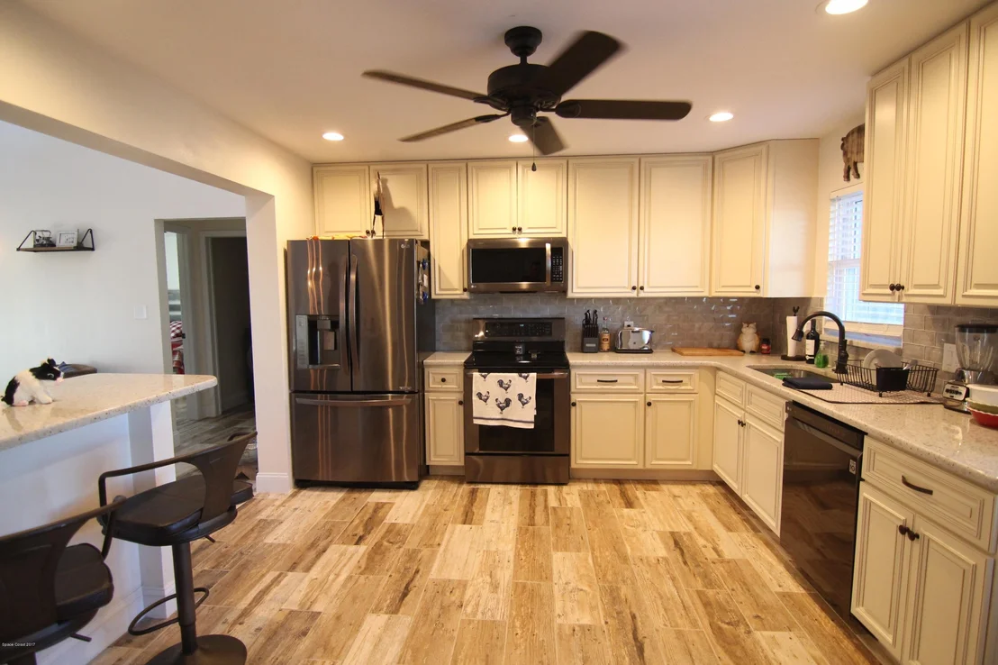 Photo of 1077 Fairlawn Drive