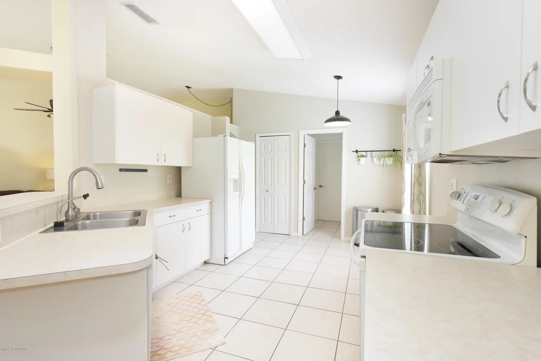 Photo of 976 Villa Drive