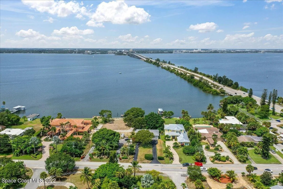 Photo of 300 S Riverside Drive