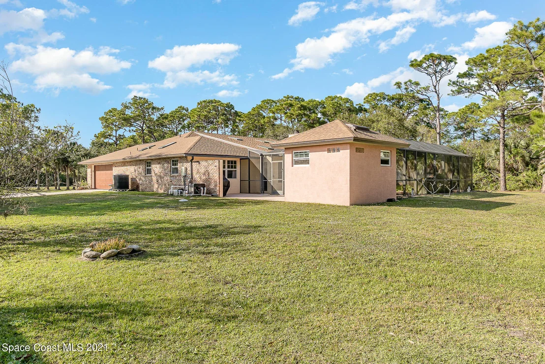 Photo of 2555 Macdonald Lane