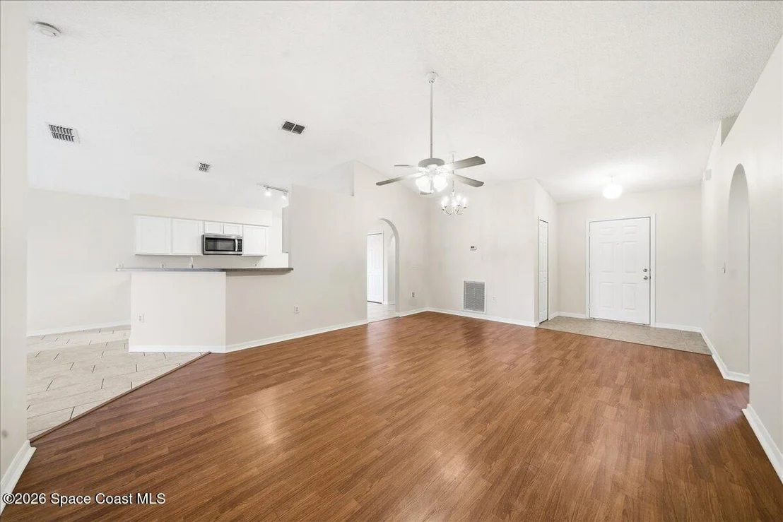 Photo of 1281 White Oak Circle