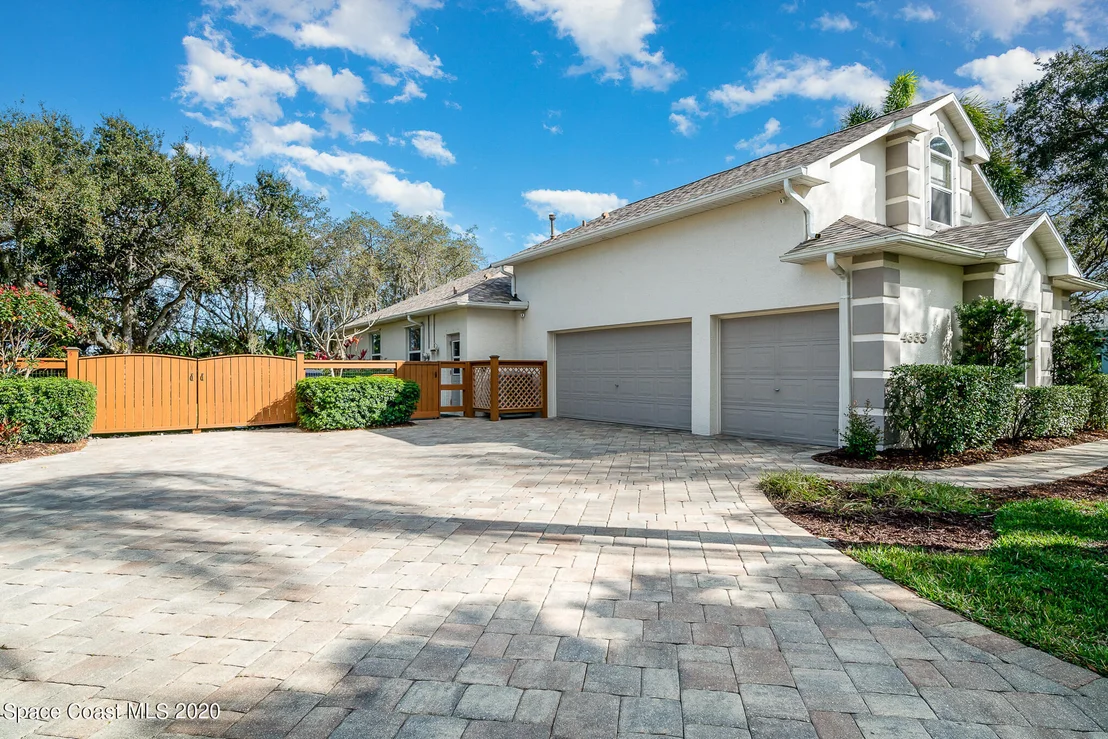 Photo of 4333 Long Lake Road