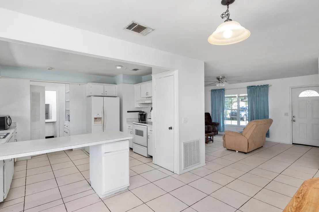 Photo of 859 Riviera Drive NE