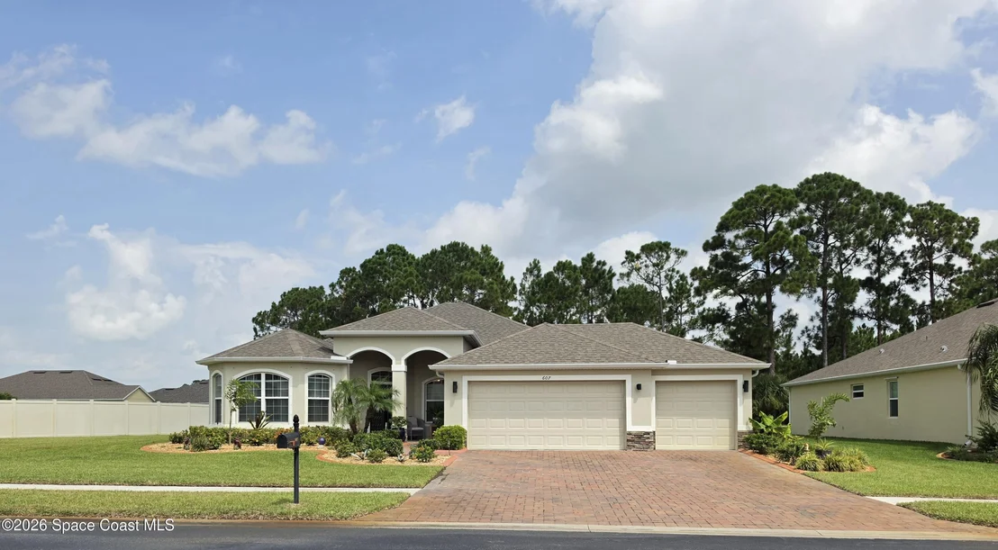 Photo of 607 SE Gleneagles Drive SE