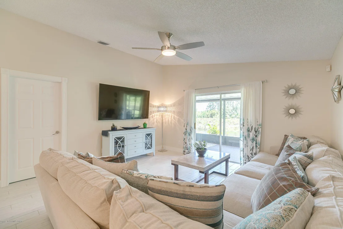 Photo of 877 Villa Drive