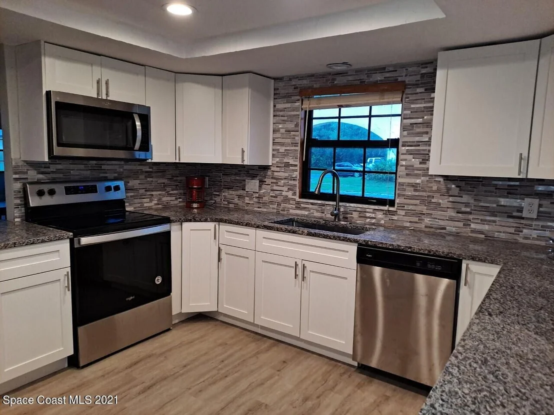 Photo of 605 Pinehurst Circle NE
