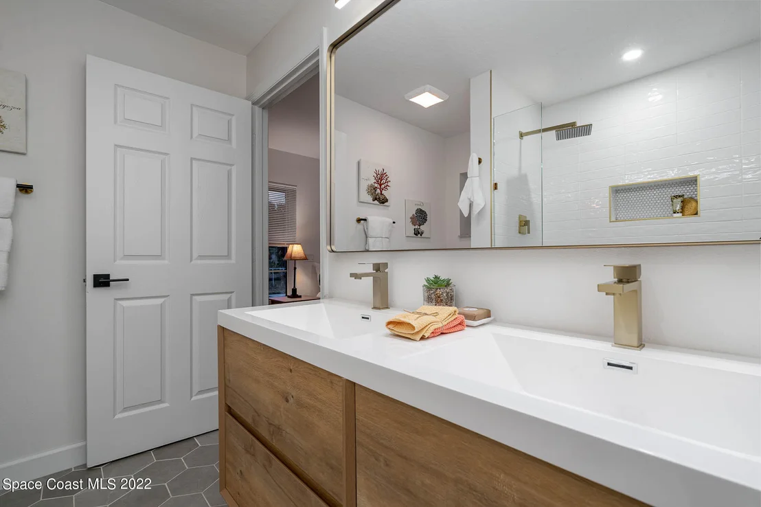 Photo of 2020 Commodore Street