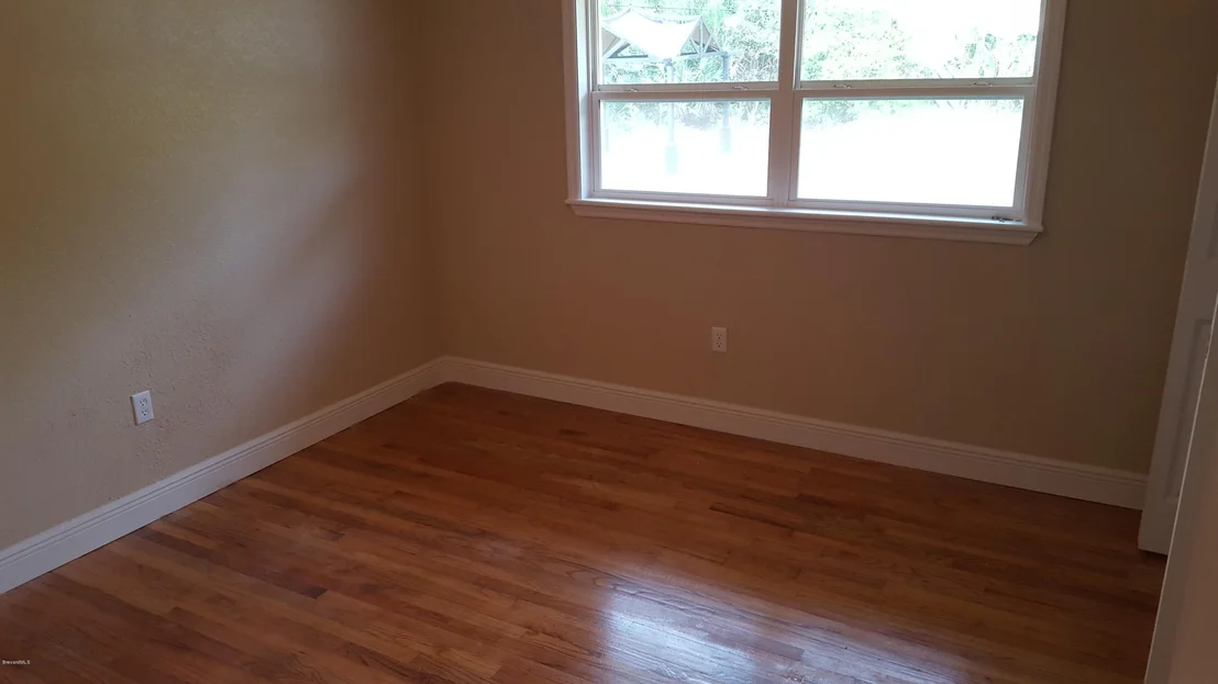 Photo of 327 Meadowood Lane
