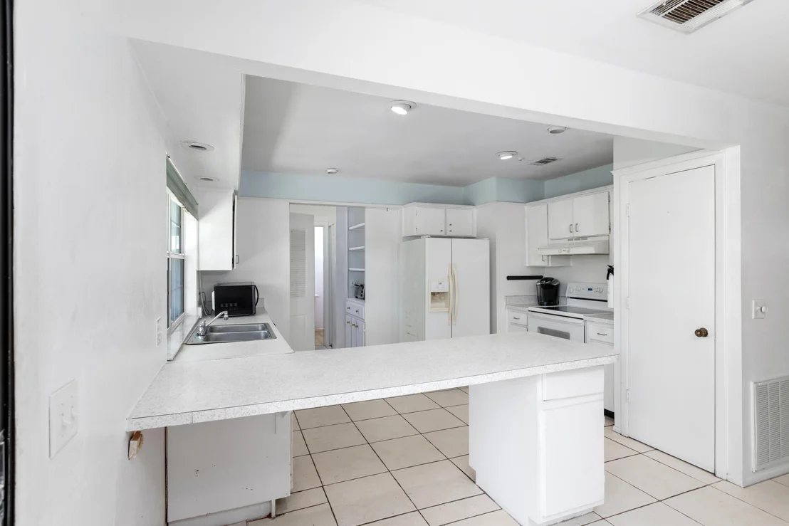 Photo of 859 Riviera Drive NE