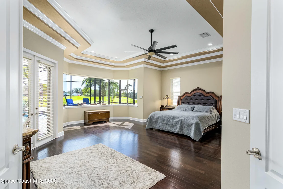 Photo of 975 Chatsworth Drive