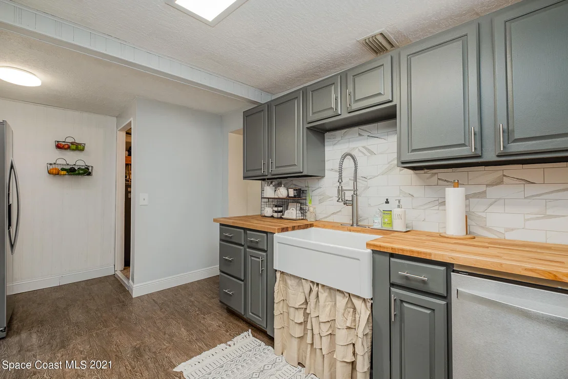 Photo of 1585 Old Colonial Way