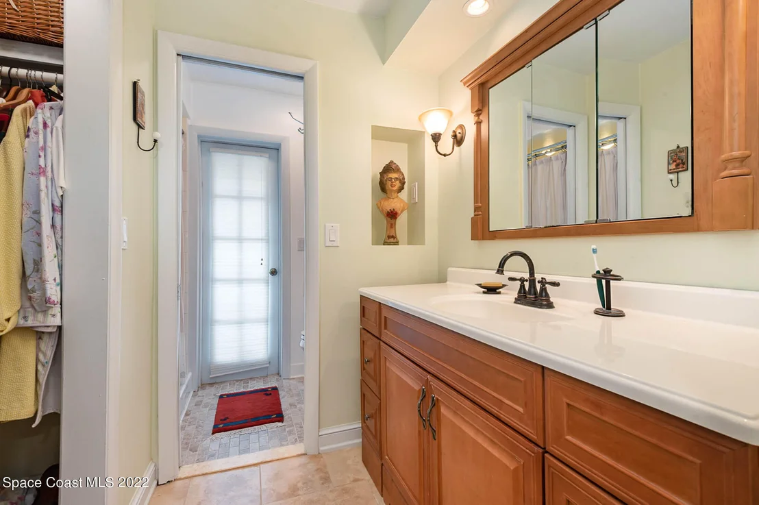 Photo of 180 White Oak Circle