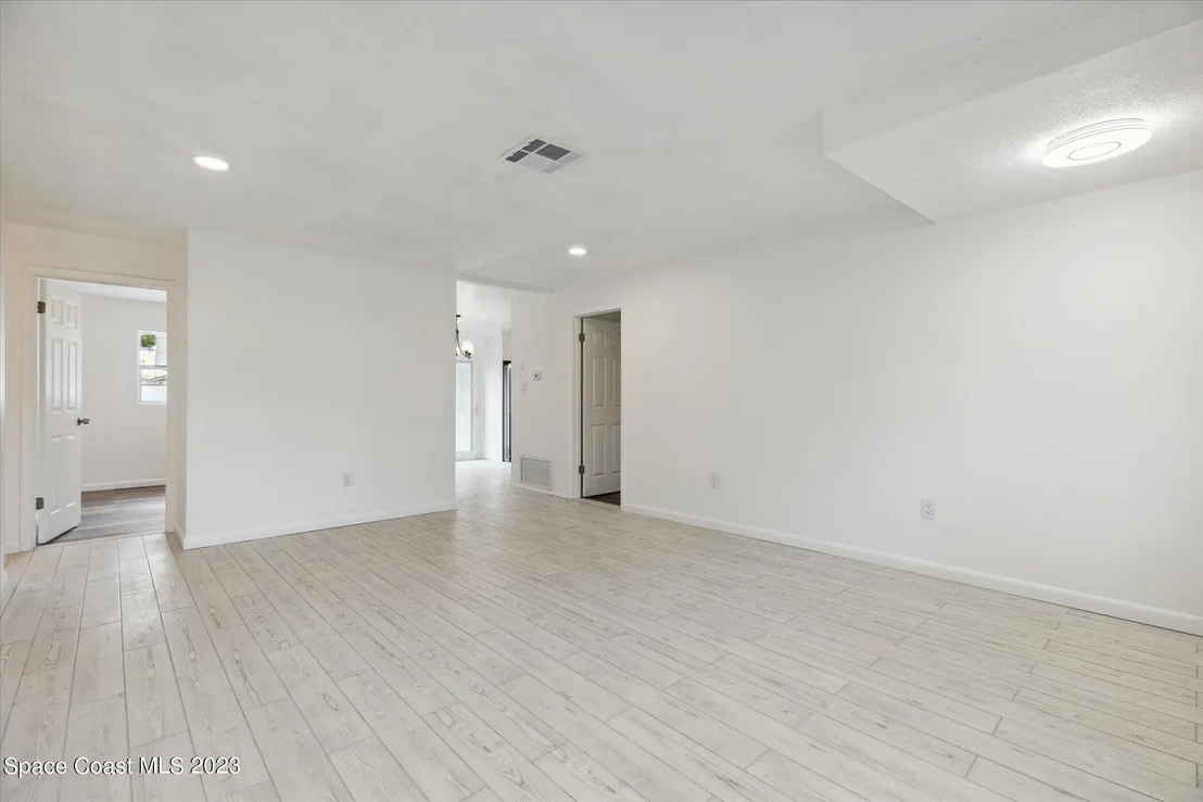 Photo of 885 Kings Post Road