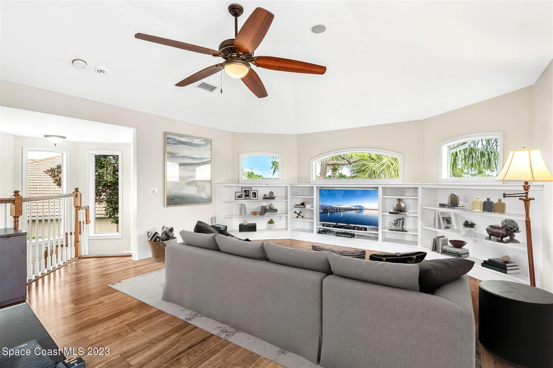 Photo of 915 Chatsworth Drive
