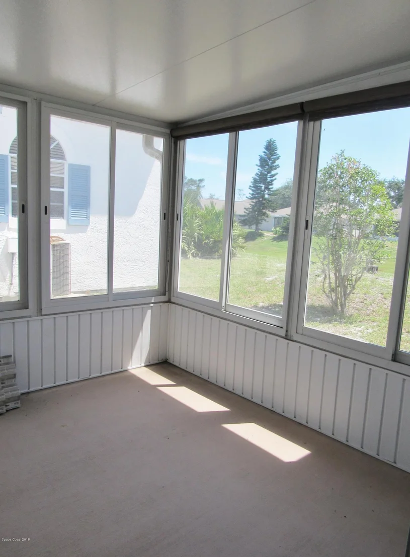 Photo of 1043 NE Goldenrod Circle NE