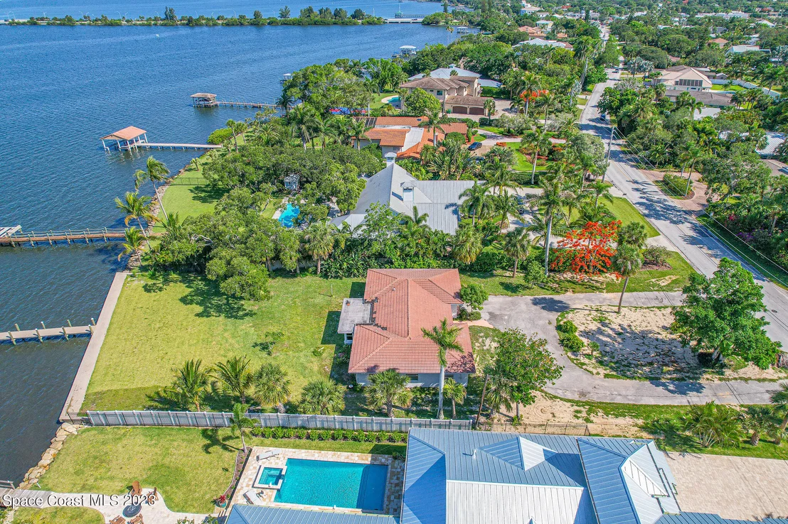 Photo of 804 S Riverside Drive
