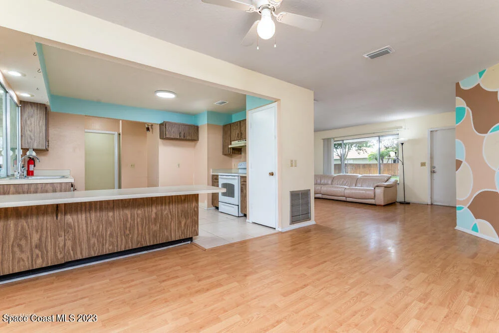 Photo of 721 Arundo Avenue NE