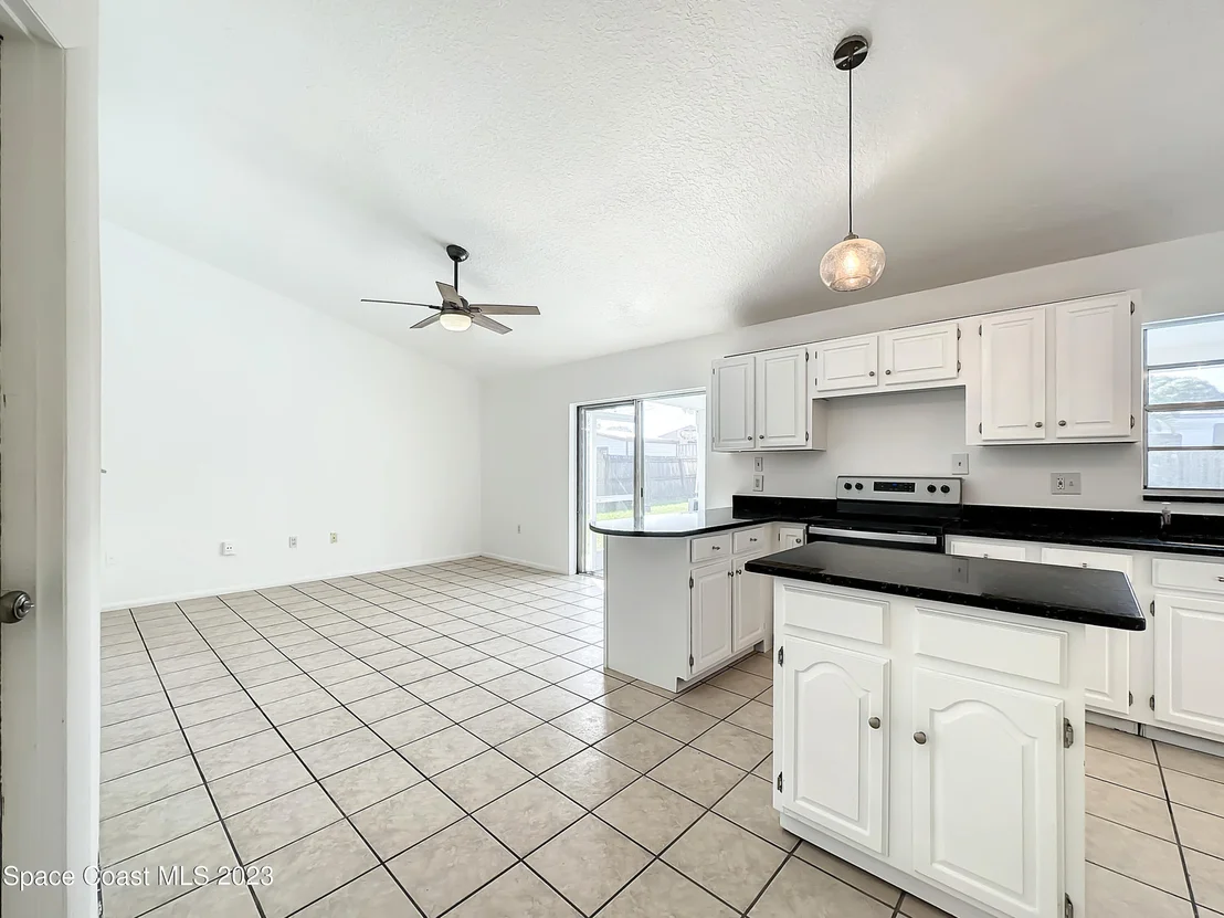 Photo of 580 Eldron Boulevard SE