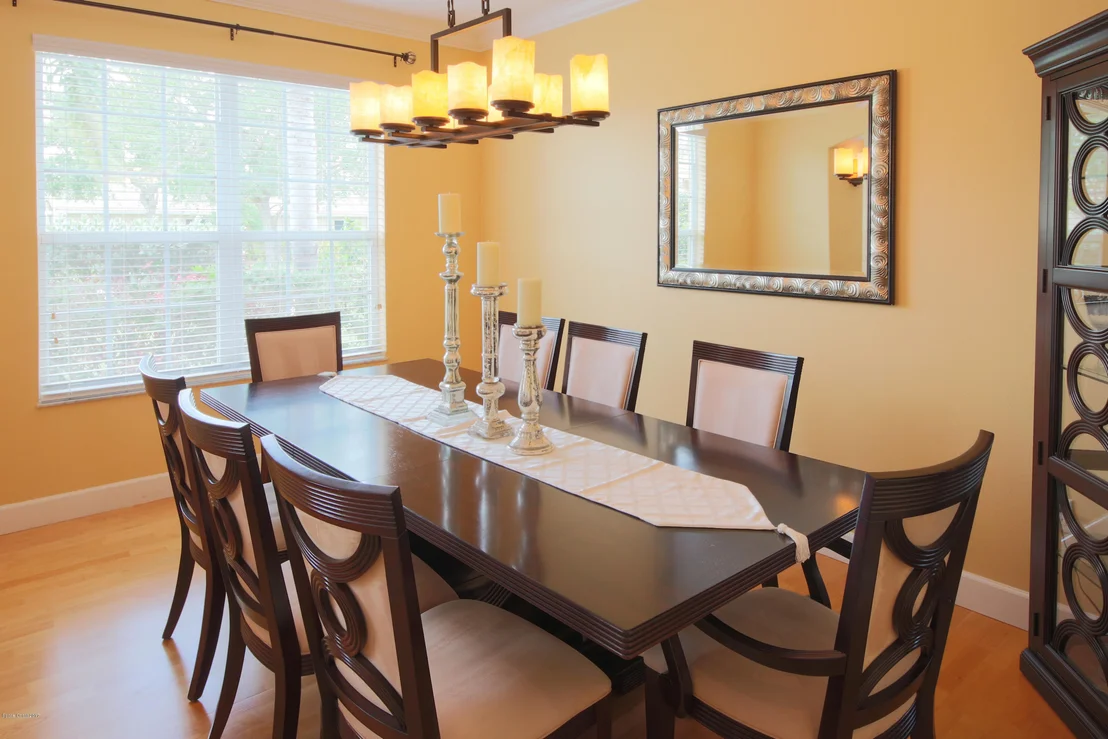 Photo of 885 Chatsworth Drive