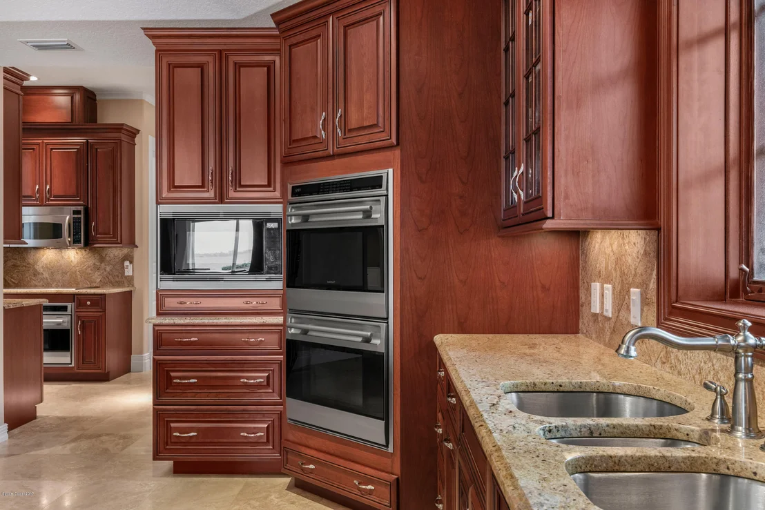 Photo of 2700 N Riverside Drive N