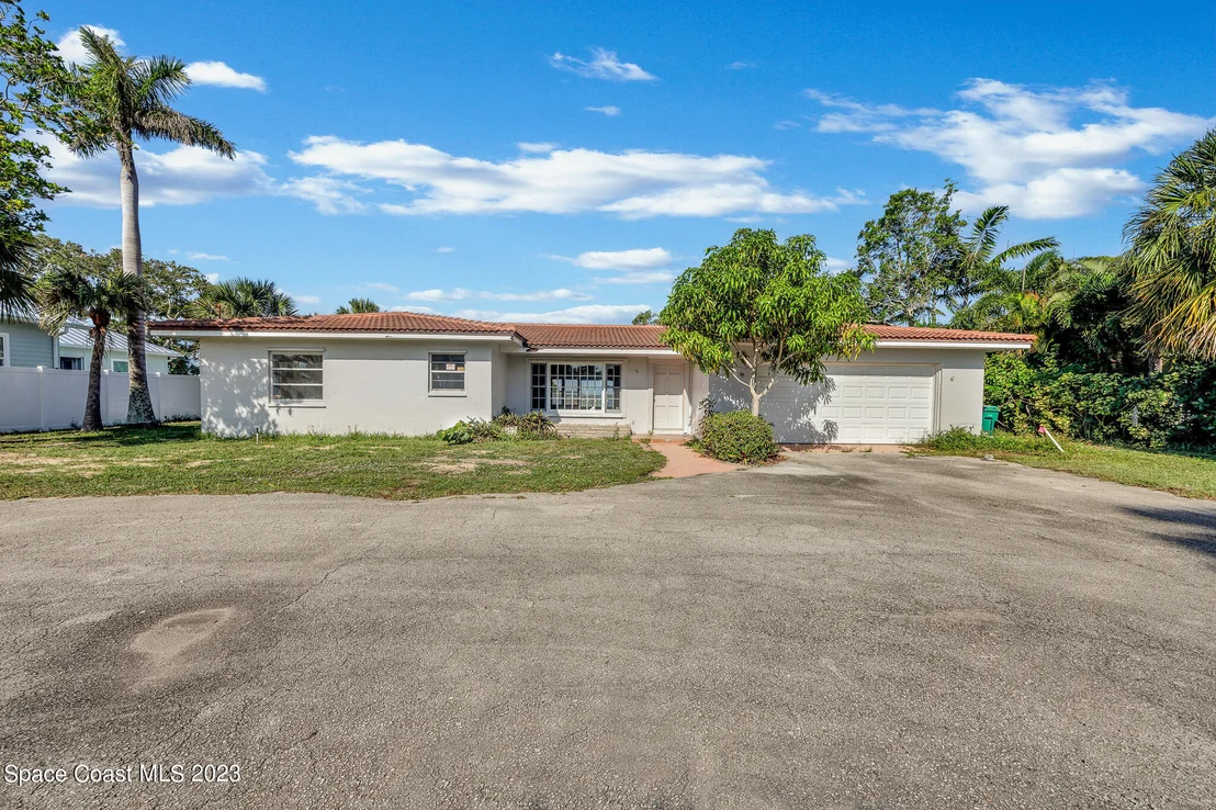 Photo of 804 S Riverside Drive