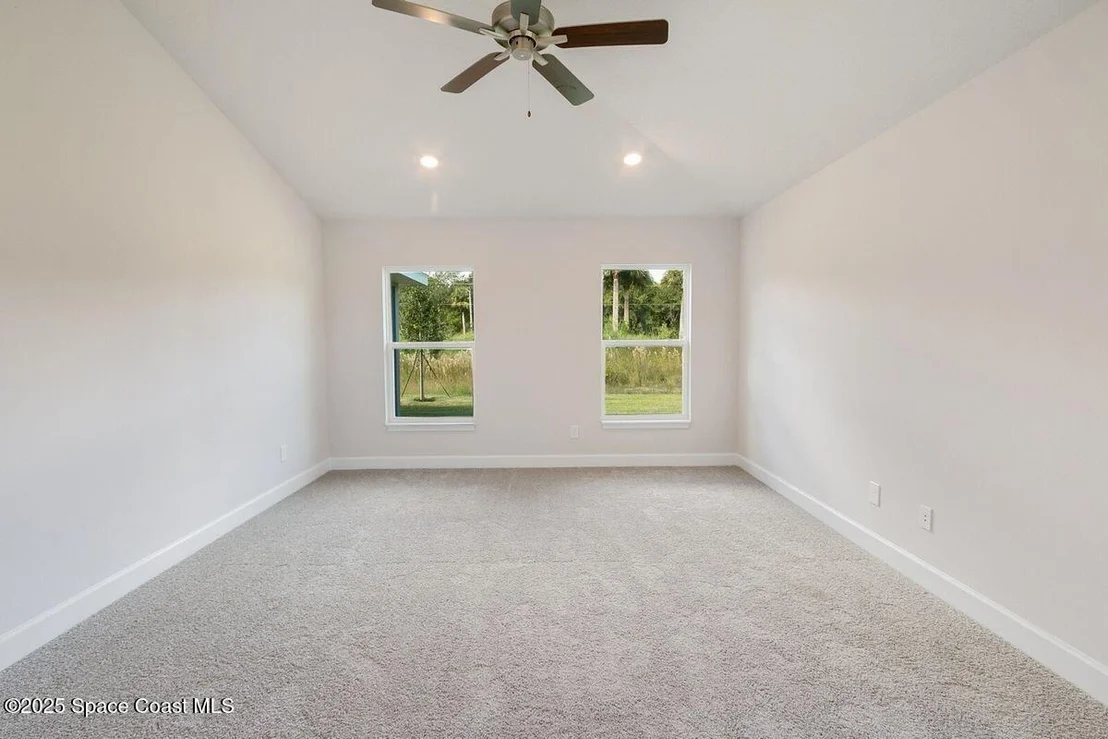Photo of 945 NW Kylar Drive NW
